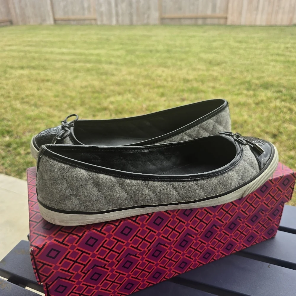 Tory Burch Ballet Flats Size 8.5M Skylar Gray Felt Black Patent Leather Luxury